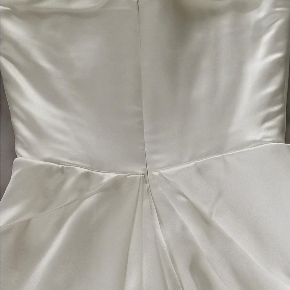Elegant White Off-Shoulder Wedding Dress - Picture 5 of 6